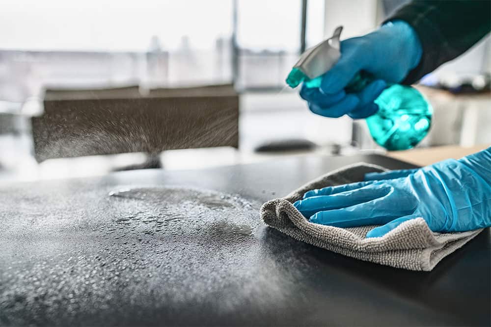 Zespół Cleanen podczas czyszczenia - firma sprzątająca Warszawa